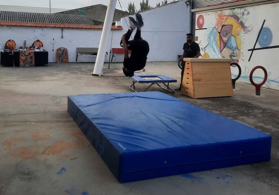 Jóvenes miajadeños realizando Parkour en el ECJ en la celebración de Halloween 