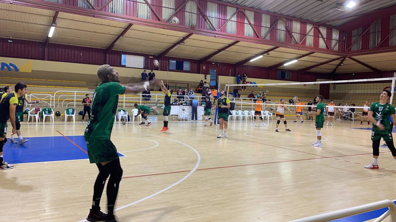 Imagen del entrenamiento previo al encuentro en el pabellón Las Palmeras 