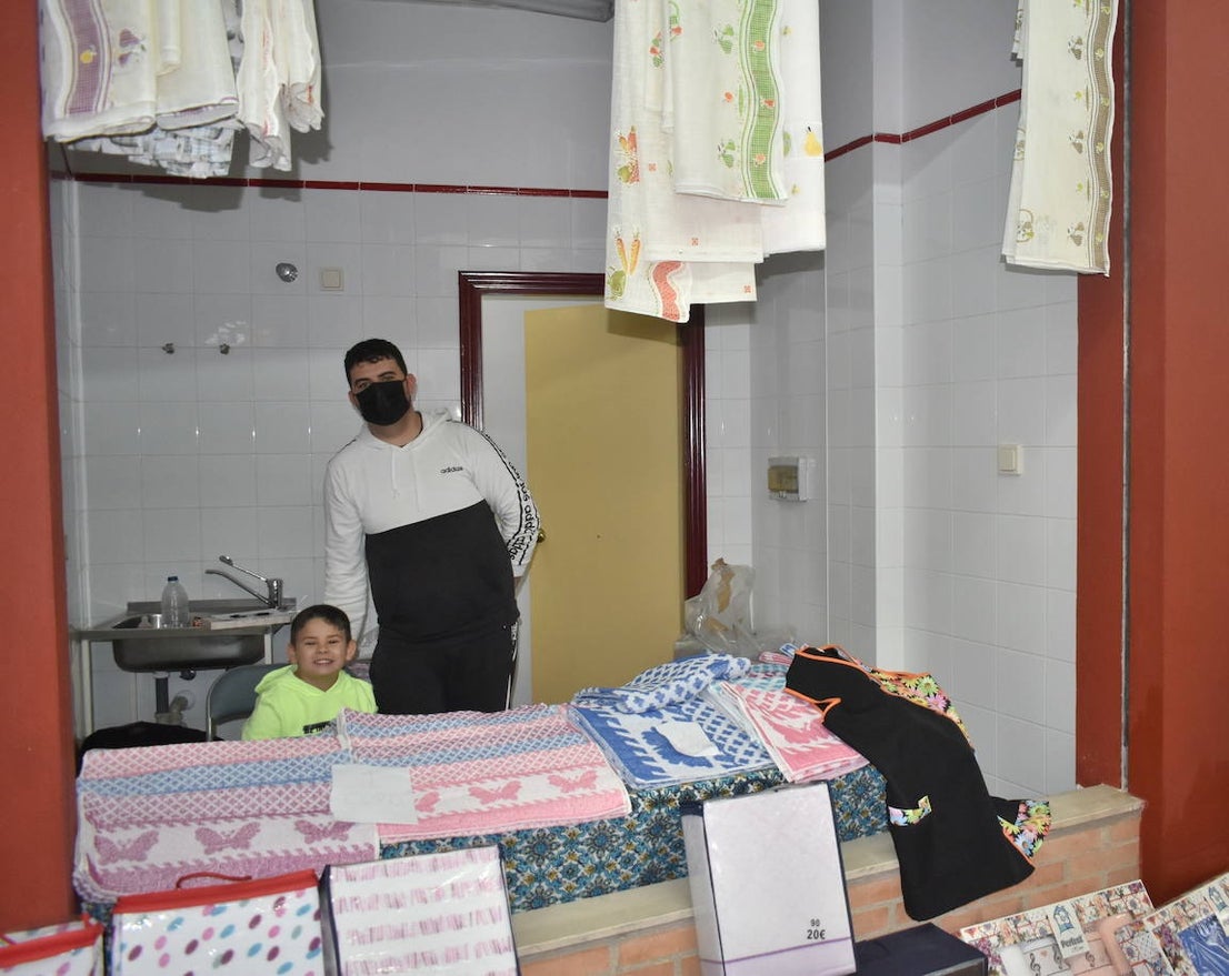 La Asociación de Comerciantes y Empresarios de Miajadas y Comarca celebró su II edición del 'Sábado de gangas de invierno' en el Mercado de Abastos. Tras no haber podido llevarla a cabo el pasado año debido a la pandemia, por fin han repetido el éxito de la primera edición de 2019. Los visitantes disfrutaron de precios de ganga en distintos productos y pudieron además contribuir a ayudar a los vecinos de 'La Palma' con un café solidario, así como entrar en el sorteo de una bicicleta. 