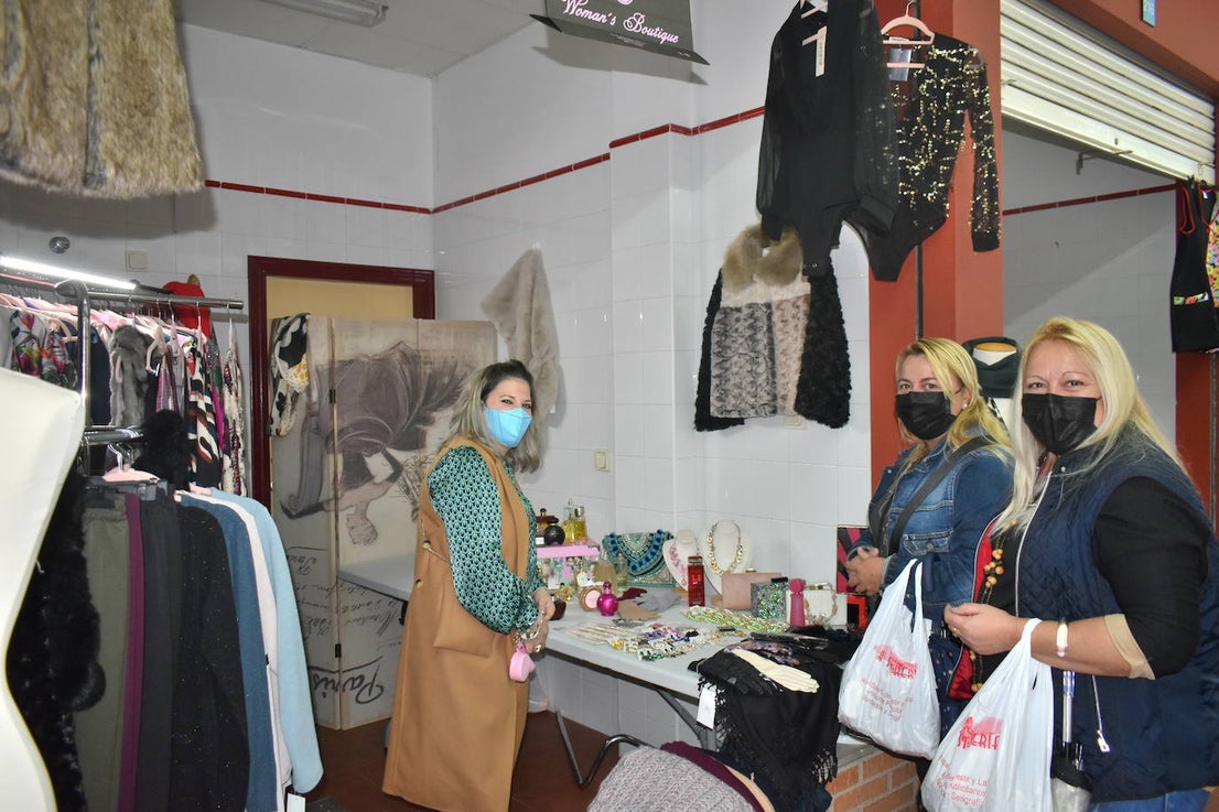 La Asociación de Comerciantes y Empresarios de Miajadas y Comarca celebró su II edición del 'Sábado de gangas de invierno' en el Mercado de Abastos. Tras no haber podido llevarla a cabo el pasado año debido a la pandemia, por fin han repetido el éxito de la primera edición de 2019. Los visitantes disfrutaron de precios de ganga en distintos productos y pudieron además contribuir a ayudar a los vecinos de 'La Palma' con un café solidario, así como entrar en el sorteo de una bicicleta. 