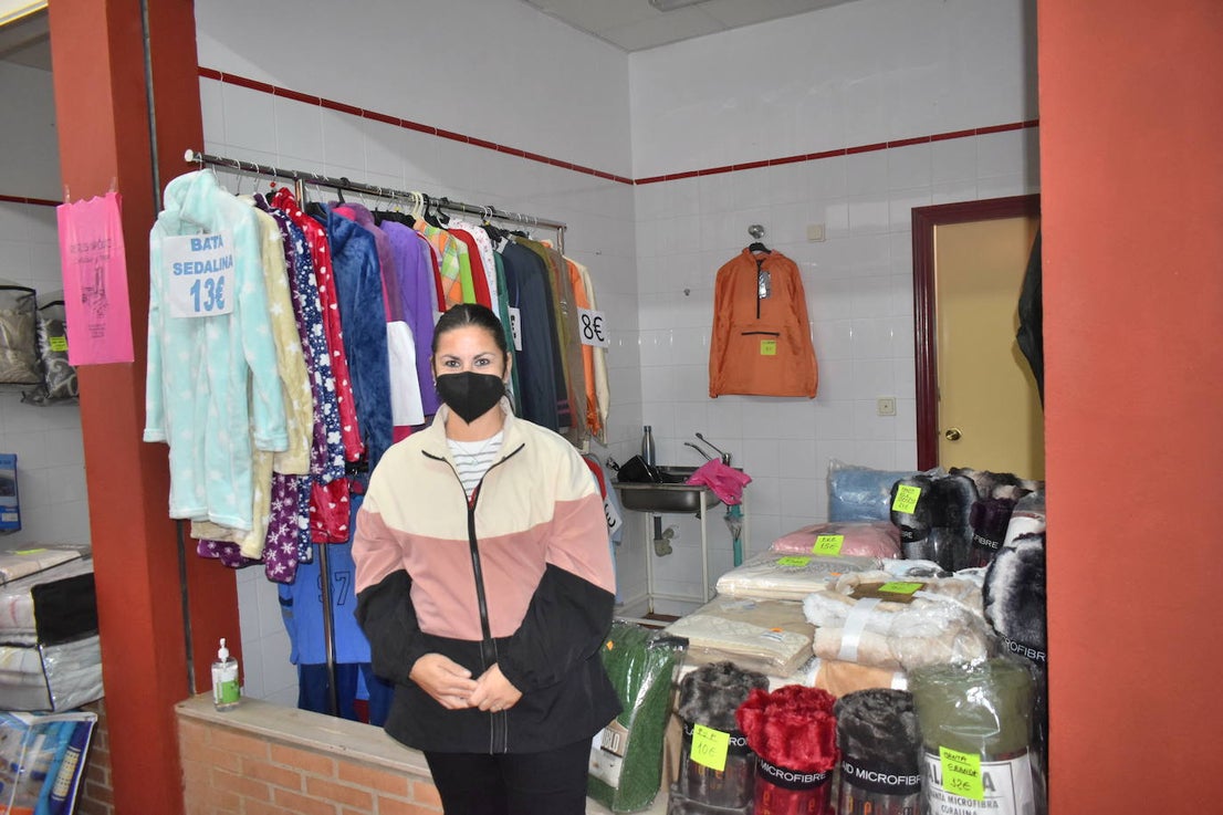 La Asociación de Comerciantes y Empresarios de Miajadas y Comarca celebró su II edición del 'Sábado de gangas de invierno' en el Mercado de Abastos. Tras no haber podido llevarla a cabo el pasado año debido a la pandemia, por fin han repetido el éxito de la primera edición de 2019. Los visitantes disfrutaron de precios de ganga en distintos productos y pudieron además contribuir a ayudar a los vecinos de 'La Palma' con un café solidario, así como entrar en el sorteo de una bicicleta. 