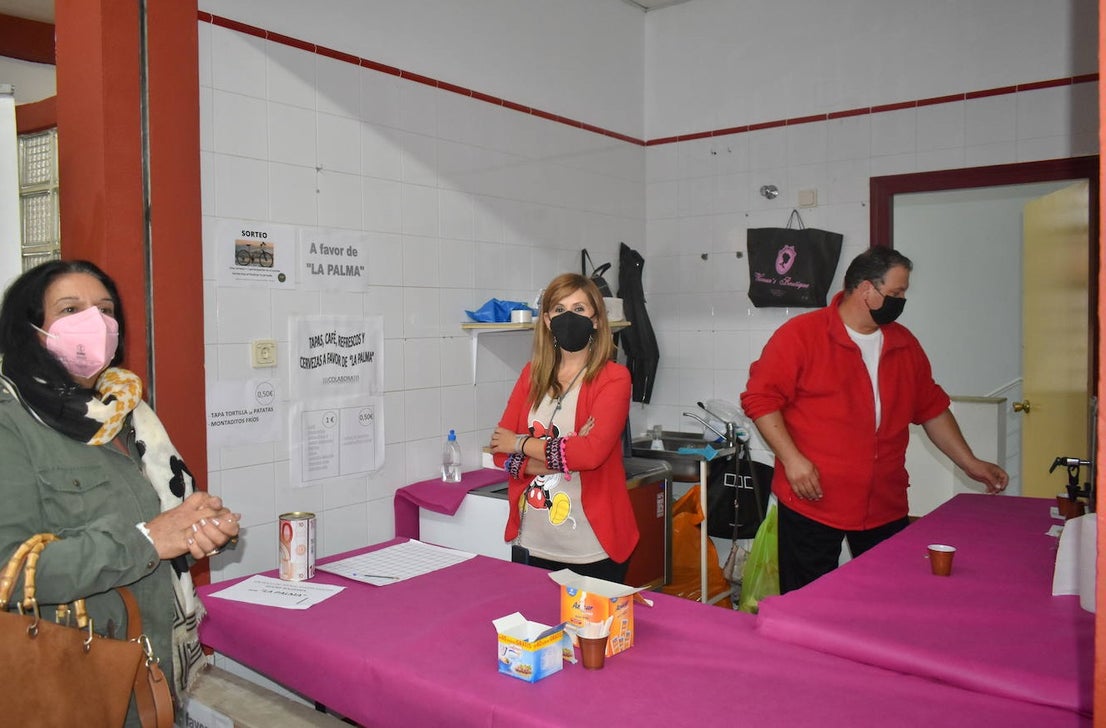 La Asociación de Comerciantes y Empresarios de Miajadas y Comarca celebró su II edición del 'Sábado de gangas de invierno' en el Mercado de Abastos. Tras no haber podido llevarla a cabo el pasado año debido a la pandemia, por fin han repetido el éxito de la primera edición de 2019. Los visitantes disfrutaron de precios de ganga en distintos productos y pudieron además contribuir a ayudar a los vecinos de 'La Palma' con un café solidario, así como entrar en el sorteo de una bicicleta. 