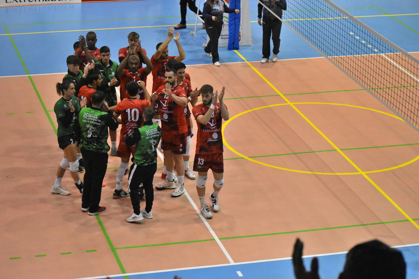 El equipo celebra su victoria con la afición miajadeña 