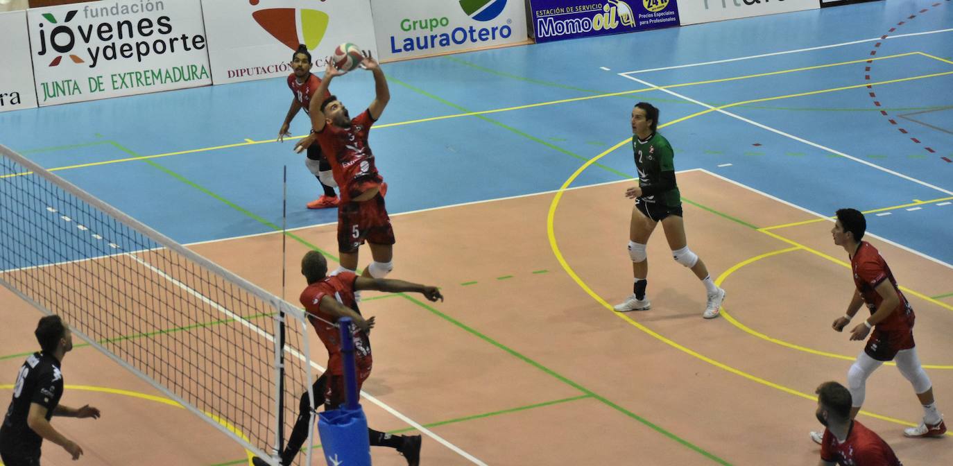 Rodrigo coloca la pelota para el remate 