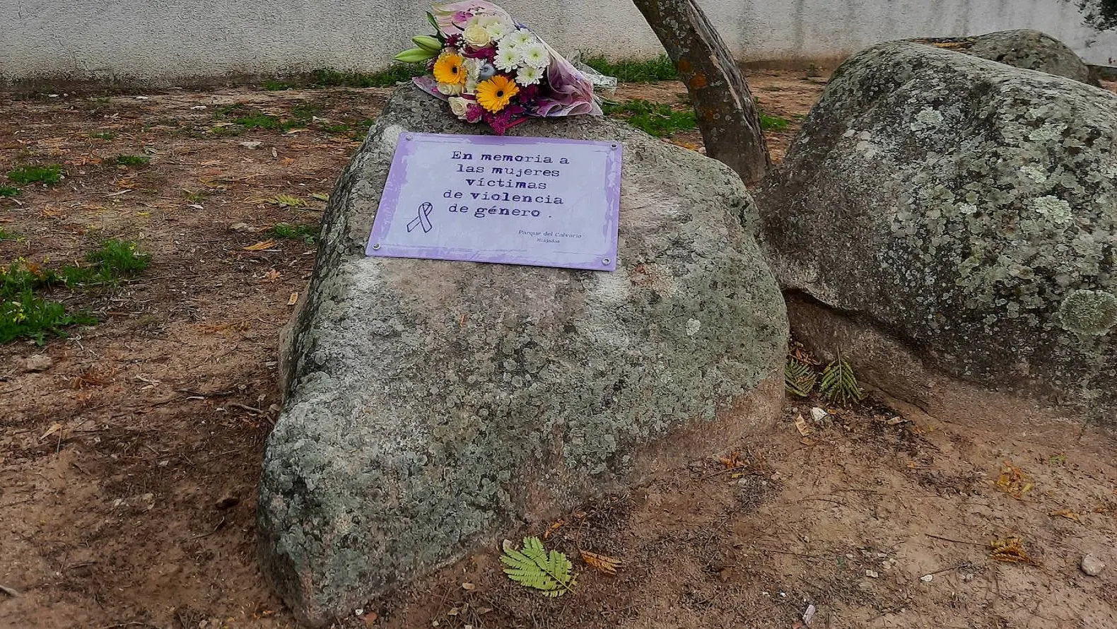 Cada 25 de noviembre depositan un ramo de flores en la placa dedicada a las víctimas de la violencia de género en el Parque del Calvario 