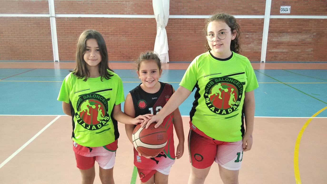 Las alevines del CB Miajadas Andrea, Valeria y Laura 