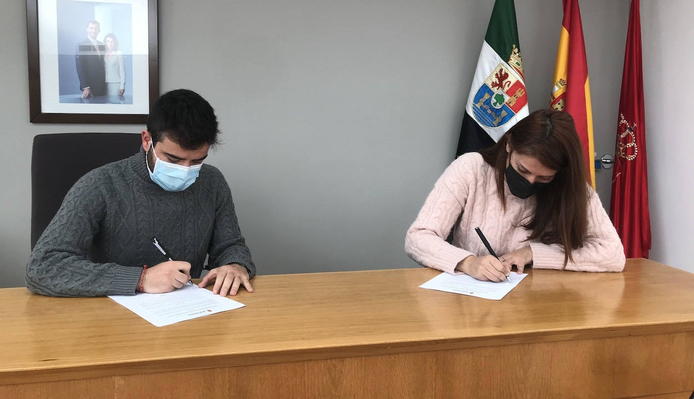 Firma del convenio entre el concejal Jesús Sánchez y la presidenta de la asociación, Silvia Tostado 