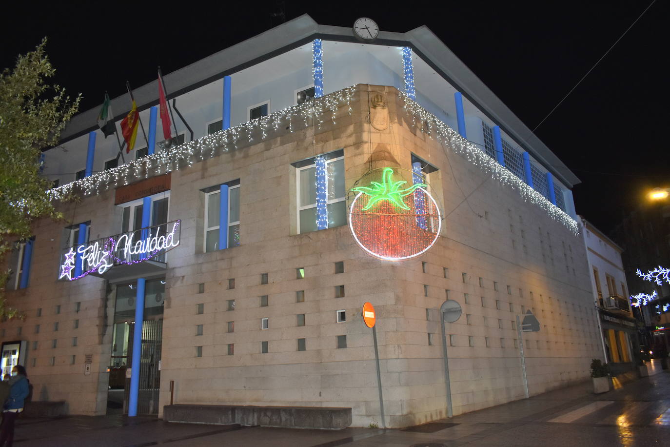 La magia de la Navidad ha llegado ya a Miajadas en forma de luz para iluminar la localidad. Estrellas, ángeles, copos de nieve, y el tradicional gran árbol ya ocupan sus calles para el deleite de vecinos y visitantes, que pueden pasear mientras disfrutan de esta época diferente y especial que, aunque no nos demos cuenta, siempre trae un poco de magia. 