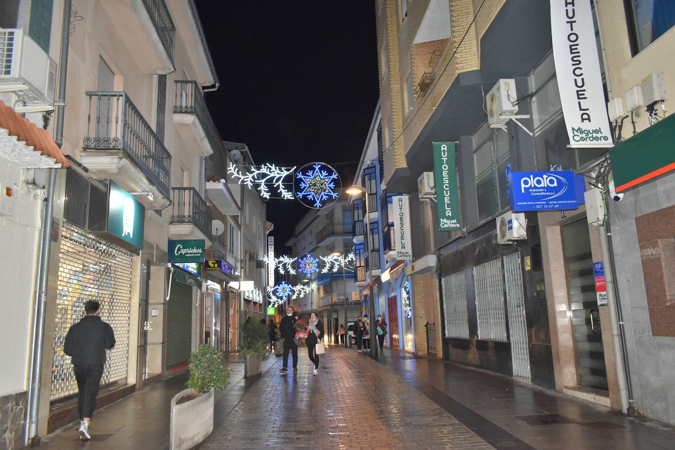 La magia de la Navidad ha llegado ya a Miajadas en forma de luz para iluminar la localidad. Estrellas, ángeles, copos de nieve, y el tradicional gran árbol ya ocupan sus calles para el deleite de vecinos y visitantes, que pueden pasear mientras disfrutan de esta época diferente y especial que, aunque no nos demos cuenta, siempre trae un poco de magia. 