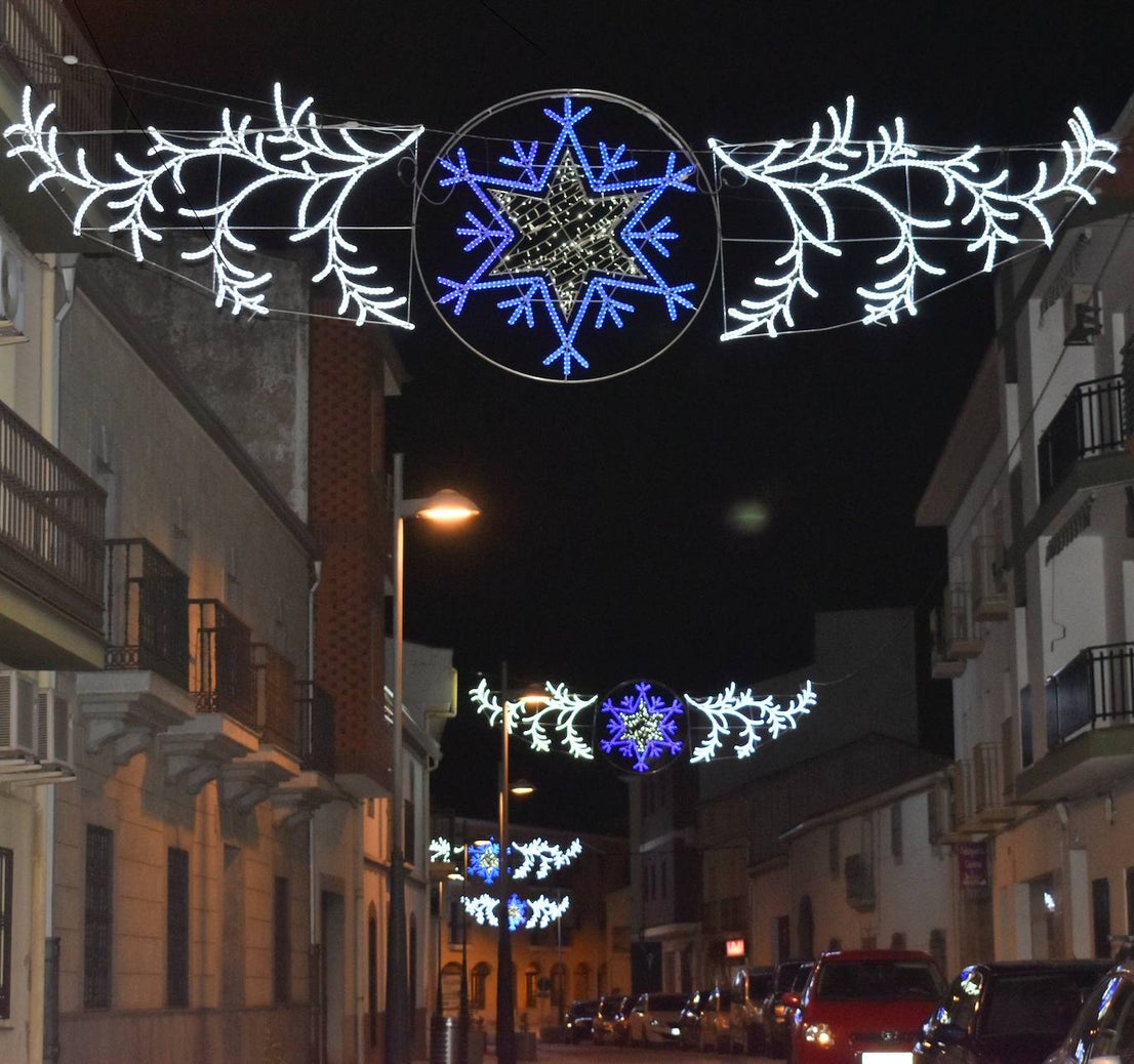 La magia de la Navidad ha llegado ya a Miajadas en forma de luz para iluminar la localidad. Estrellas, ángeles, copos de nieve, y el tradicional gran árbol ya ocupan sus calles para el deleite de vecinos y visitantes, que pueden pasear mientras disfrutan de esta época diferente y especial que, aunque no nos demos cuenta, siempre trae un poco de magia. 