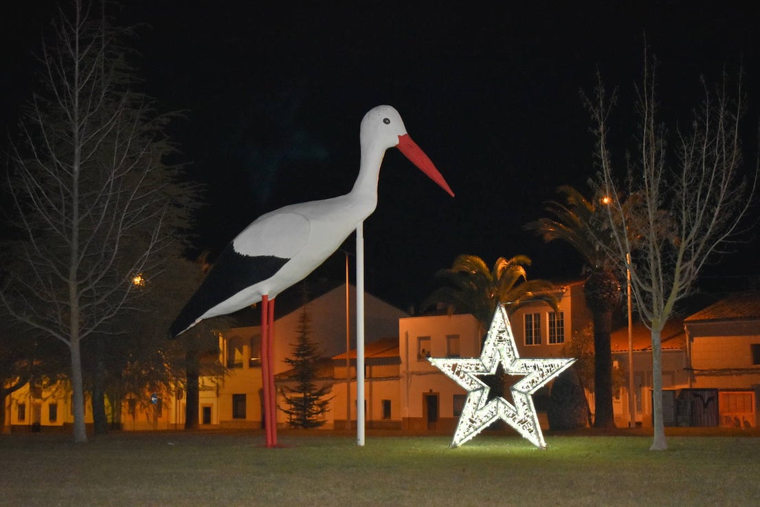 La magia de la Navidad ha llegado ya a Miajadas en forma de luz para iluminar la localidad. Estrellas, ángeles, copos de nieve, y el tradicional gran árbol ya ocupan sus calles para el deleite de vecinos y visitantes, que pueden pasear mientras disfrutan de esta época diferente y especial que, aunque no nos demos cuenta, siempre trae un poco de magia. 