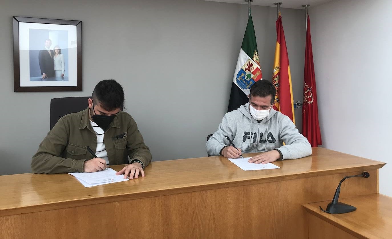 Jesús Sánchez, concejal de Deportes del Ayuntamiento, y Miguel Herrero Pedrero, presidente del Club Baloncesto 