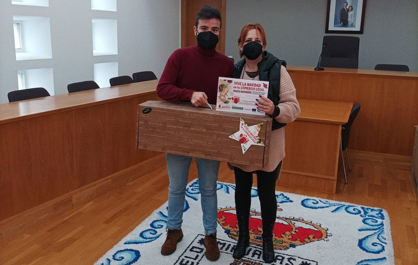 Gemma Pizarro, Raquel Solís y Francisco Javier Plaza, primeros afortunados de los 'Rasca Navideños'