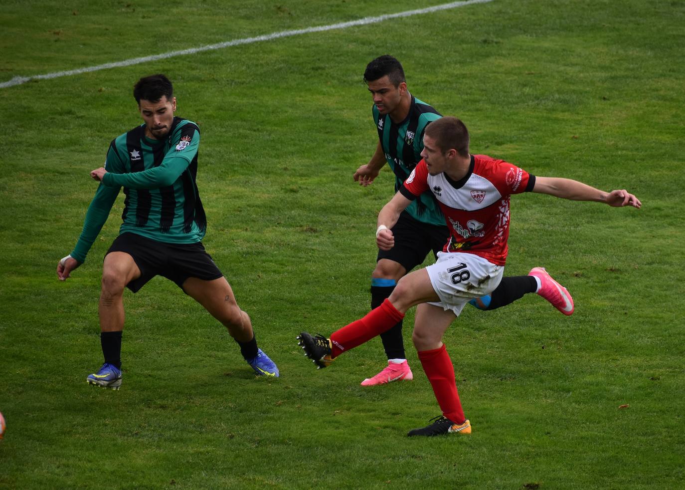 Roberto Chiscano (derecha de rojo) durante la mitad de temporada en que ha formado parte del CD Miajadas 