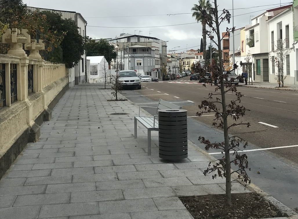 Nuevos árboles y bancos en la avenida Trujillo de Miajadas 