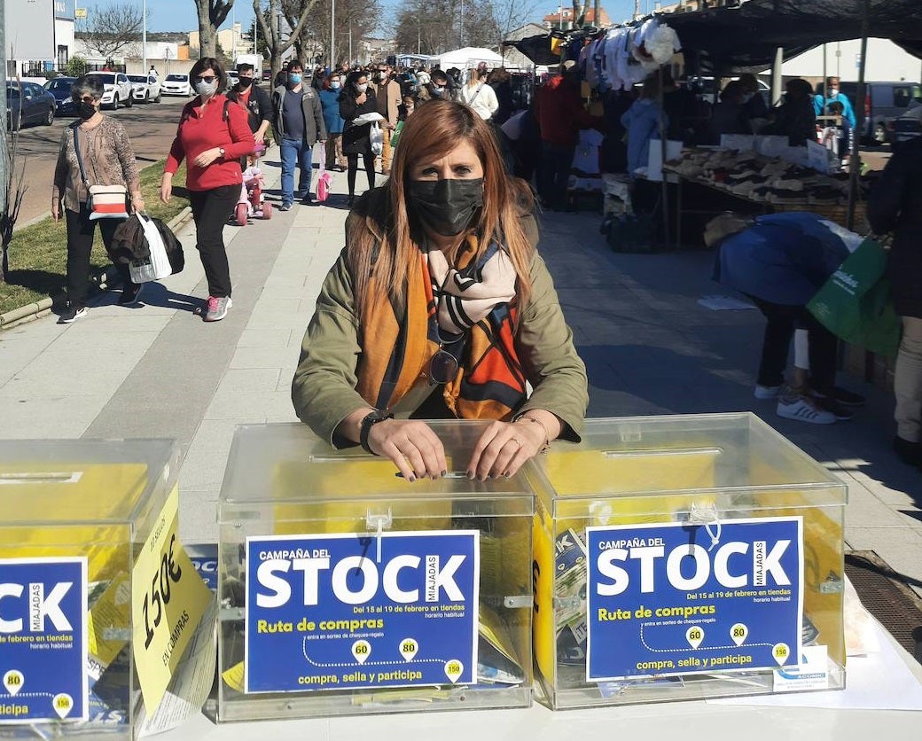 Raquel Sánchez, presidenta de Acomic, junto a las urnas donde los clientes depositaban los ruteros para el sorteo de cheques 
