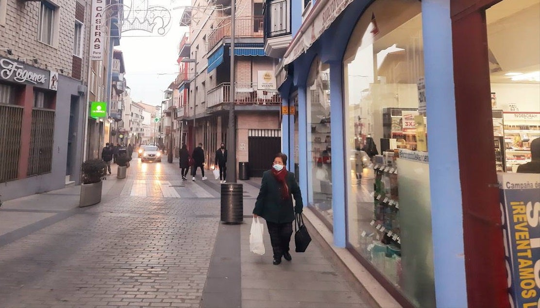 En la avenida Trujillo se concentran numerosos establecimientos de comercio y hostelería 