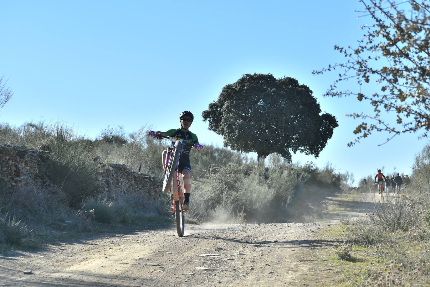 Más de 1.000 ciclistas de distintos puntos de la región y el país se dieron cita en una de las pruebas más conocidas en el mundo del ciclismo: la 'Titán de los Ríos', convertida ya en un referente, por sus parajes naturales, por sus recorridos, por su dificultad, por su emoción. 