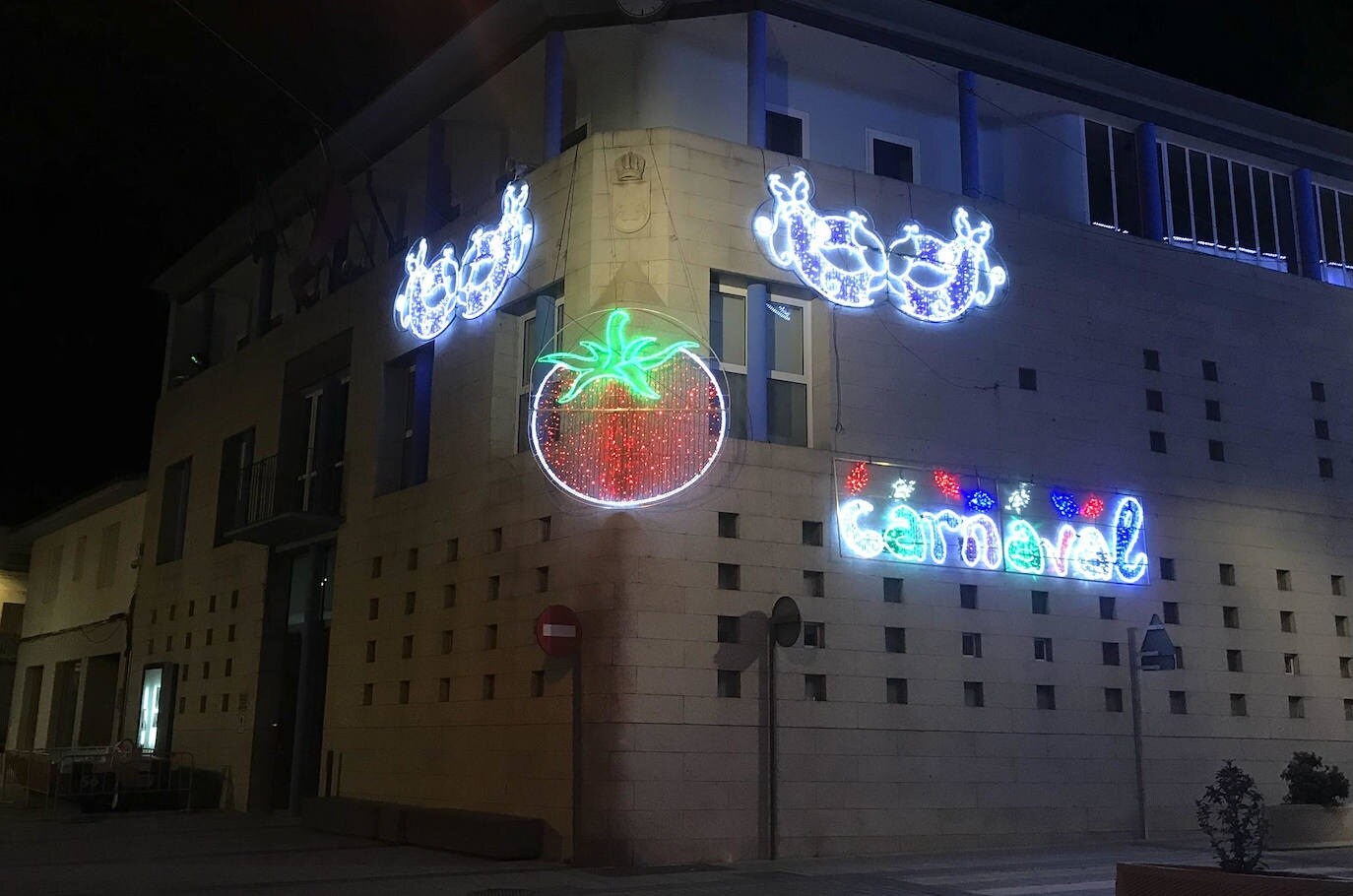 Fachada del Ayuntamiento de Miajadas en Carnaval 