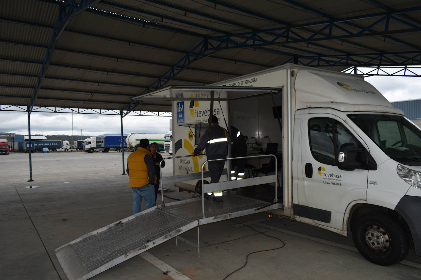Imagen de archivo de la ITV móvil agrícola en el centro de transportes de Miajadas 