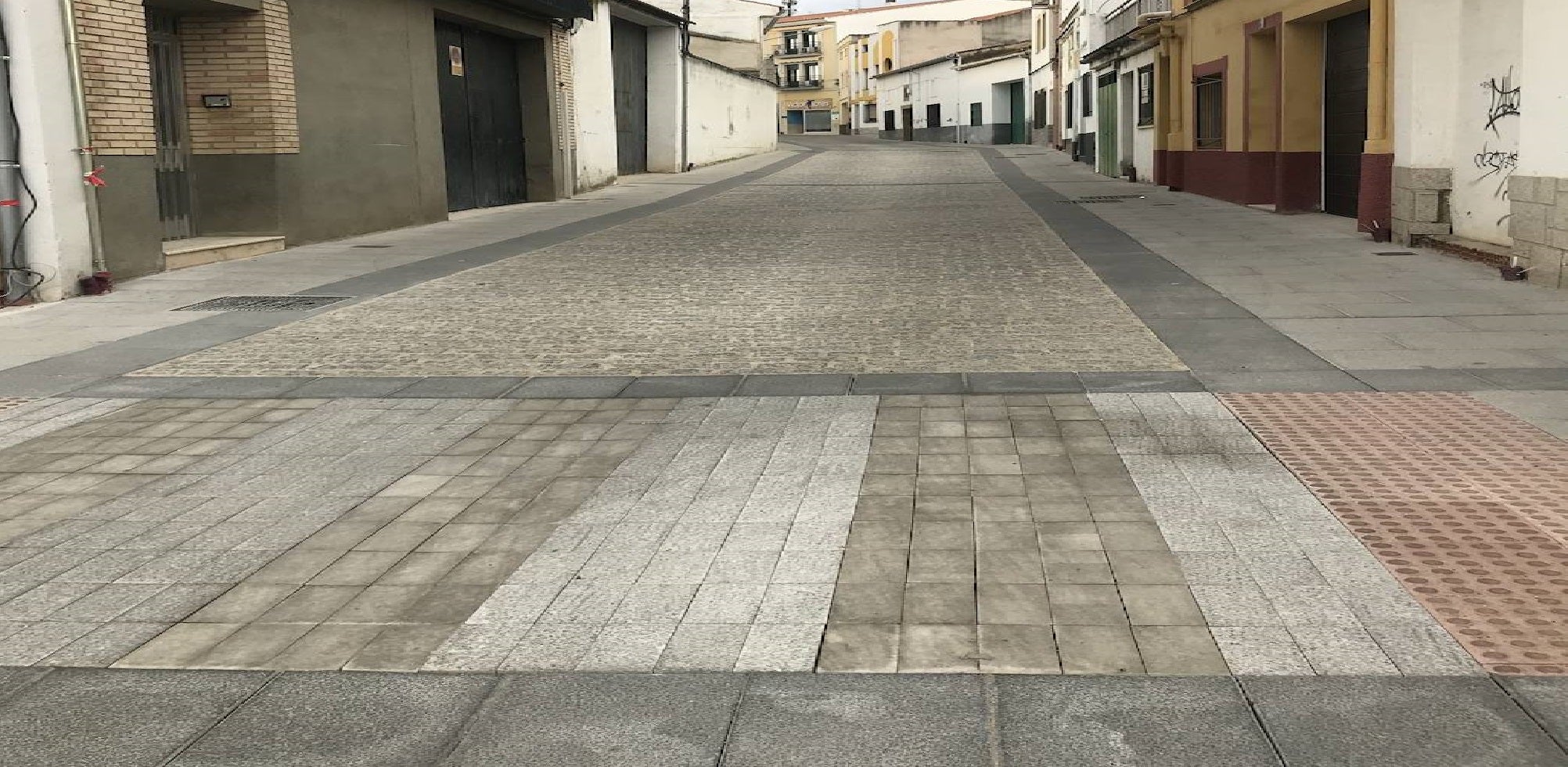 Plataforma única finalizada en calle Cilla de Miajadas, desde el parking a la plaza La Llanada 