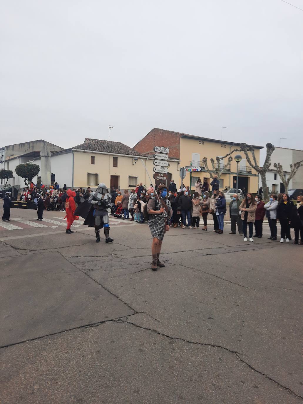 Miajadas ha vuelto a celebrar su gran Carnaval, lo ha vivido por todo lo alto y lo ha despedido con todos los honores. El desfile del sábado devolvió la alegría a las calles de la localidad entre música y color, y el entierro de la sardina ofreció risas y un final dulce para la vuelta de esta celebración. 