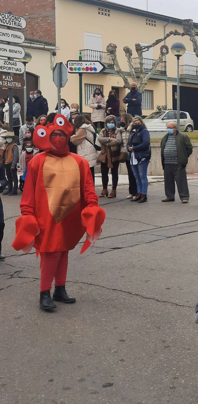 Miajadas ha vuelto a celebrar su gran Carnaval, lo ha vivido por todo lo alto y lo ha despedido con todos los honores. El desfile del sábado devolvió la alegría a las calles de la localidad entre música y color, y el entierro de la sardina ofreció risas y un final dulce para la vuelta de esta celebración. 