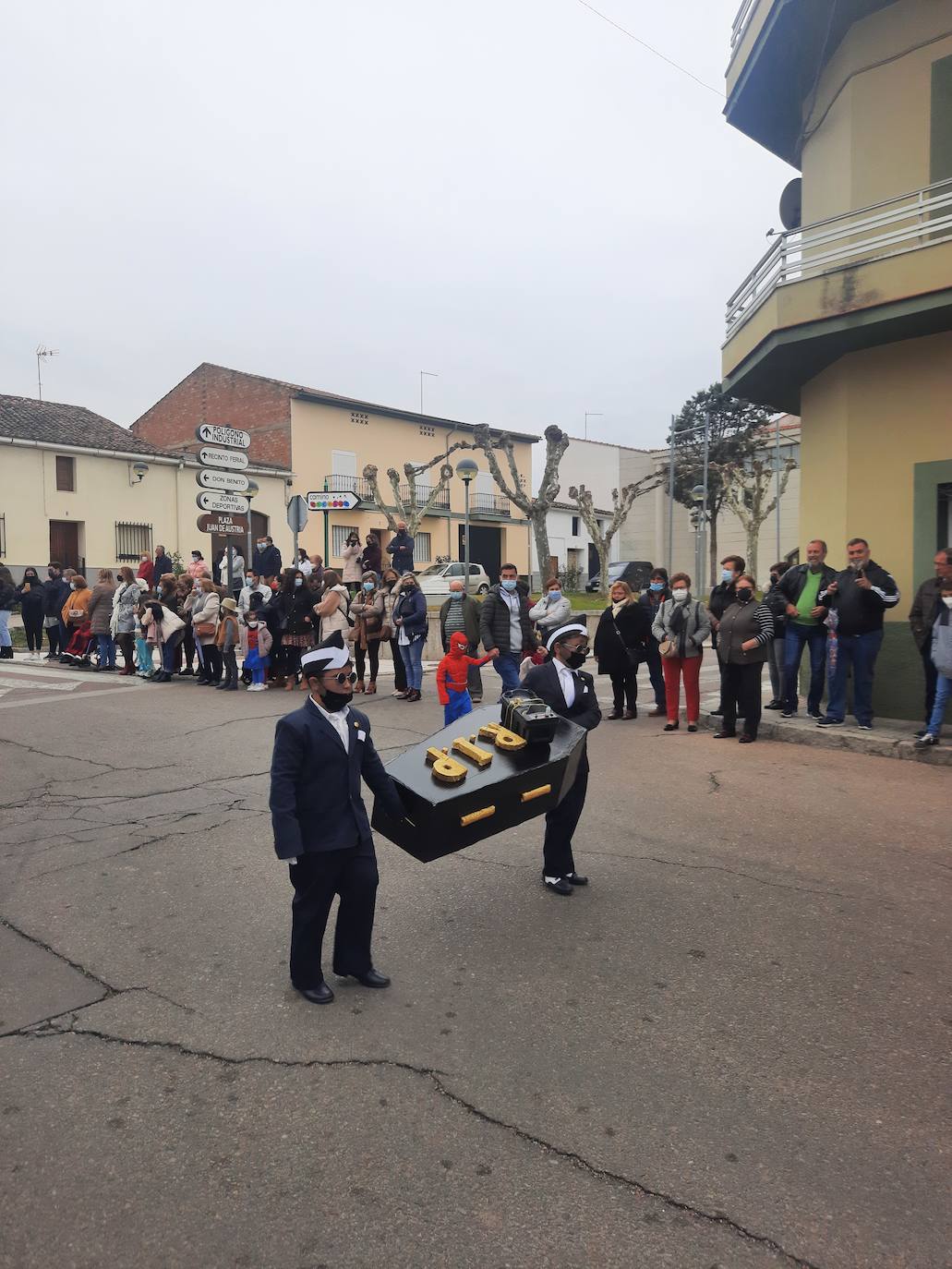 Miajadas ha vuelto a celebrar su gran Carnaval, lo ha vivido por todo lo alto y lo ha despedido con todos los honores. El desfile del sábado devolvió la alegría a las calles de la localidad entre música y color, y el entierro de la sardina ofreció risas y un final dulce para la vuelta de esta celebración. 