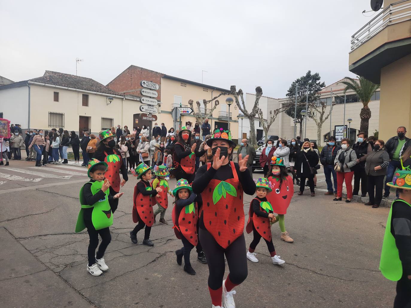 Miajadas ha vuelto a celebrar su gran Carnaval, lo ha vivido por todo lo alto y lo ha despedido con todos los honores. El desfile del sábado devolvió la alegría a las calles de la localidad entre música y color, y el entierro de la sardina ofreció risas y un final dulce para la vuelta de esta celebración. 