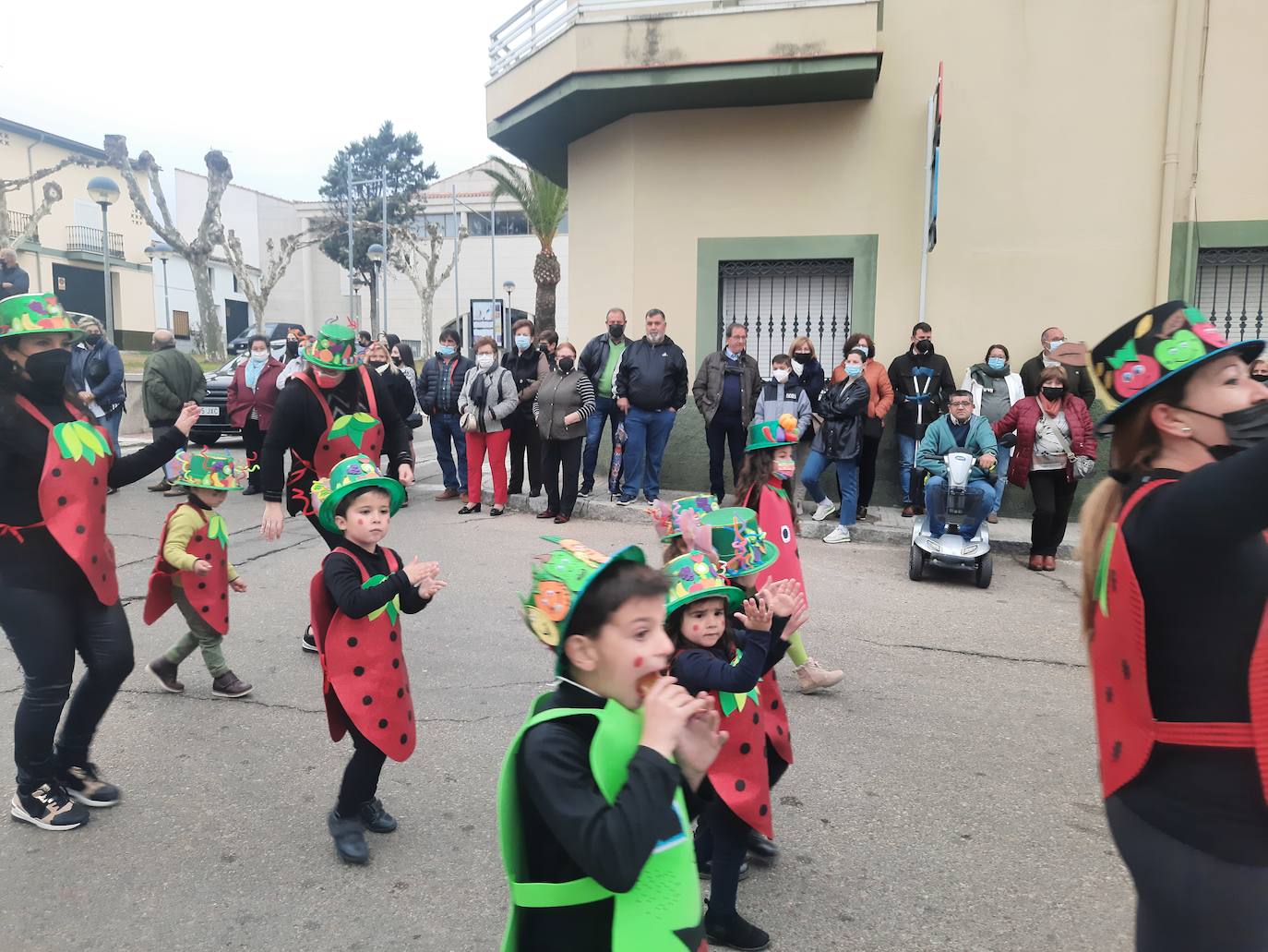 Miajadas ha vuelto a celebrar su gran Carnaval, lo ha vivido por todo lo alto y lo ha despedido con todos los honores. El desfile del sábado devolvió la alegría a las calles de la localidad entre música y color, y el entierro de la sardina ofreció risas y un final dulce para la vuelta de esta celebración. 