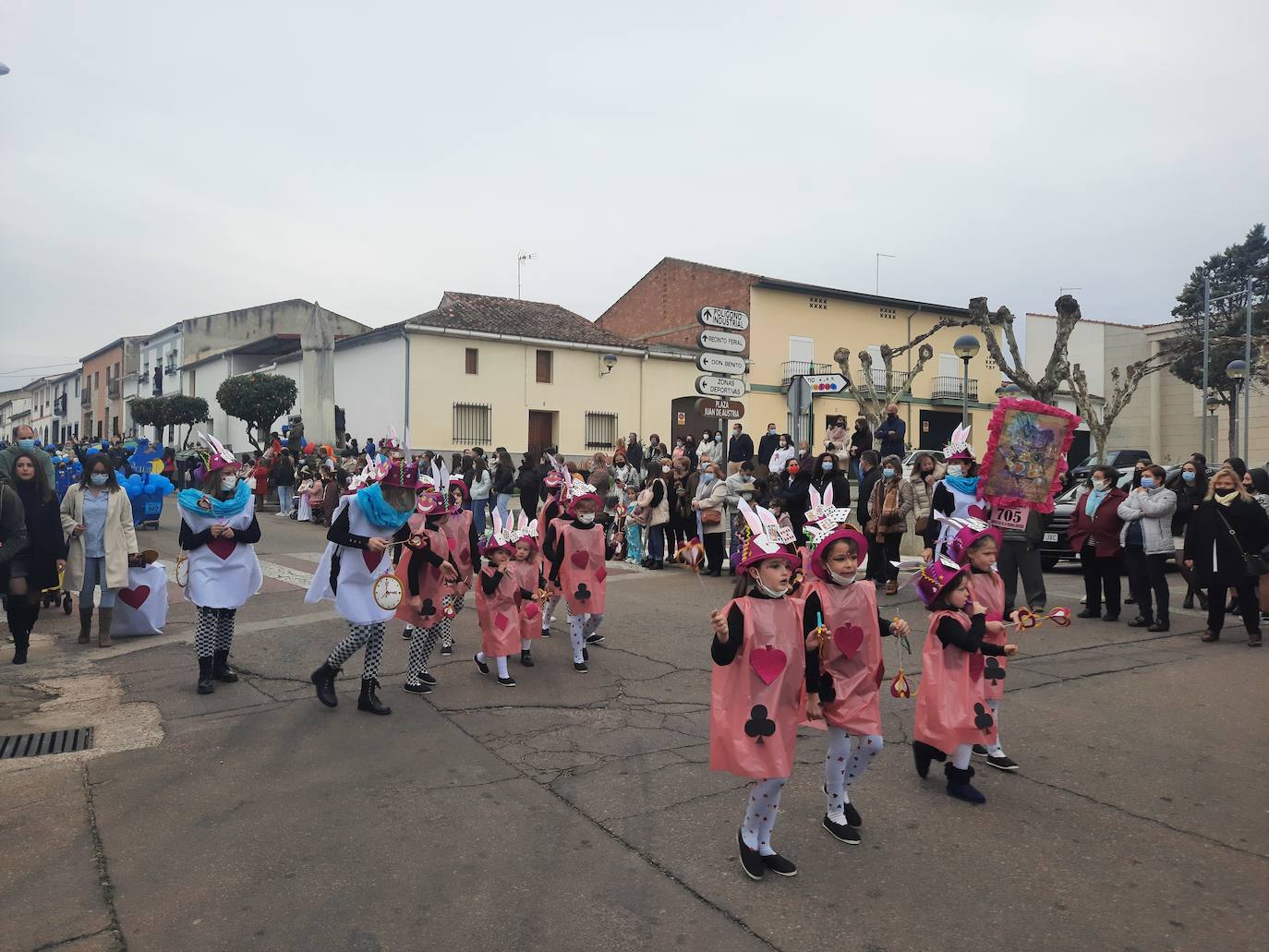 Miajadas ha vuelto a celebrar su gran Carnaval, lo ha vivido por todo lo alto y lo ha despedido con todos los honores. El desfile del sábado devolvió la alegría a las calles de la localidad entre música y color, y el entierro de la sardina ofreció risas y un final dulce para la vuelta de esta celebración. 