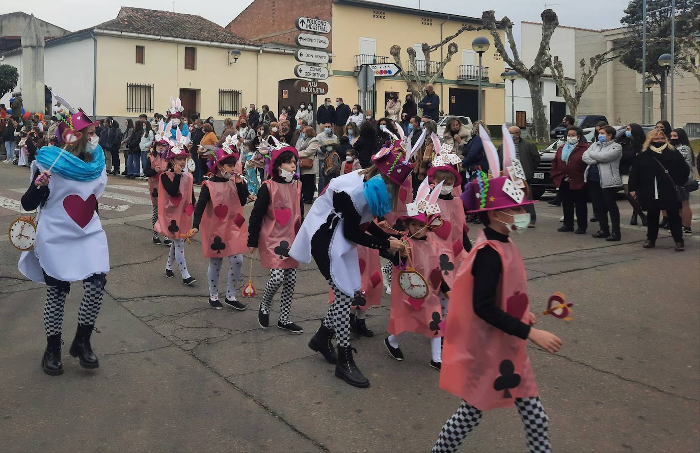 Miajadas ha vuelto a celebrar su gran Carnaval, lo ha vivido por todo lo alto y lo ha despedido con todos los honores. El desfile del sábado devolvió la alegría a las calles de la localidad entre música y color, y el entierro de la sardina ofreció risas y un final dulce para la vuelta de esta celebración. 