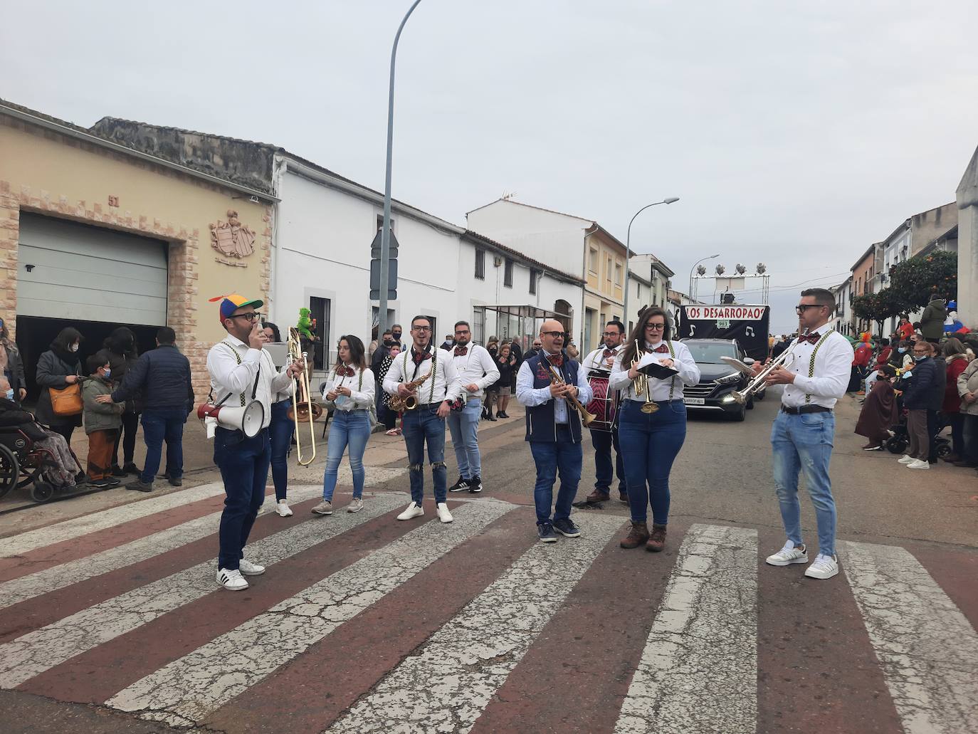 Miajadas ha vuelto a celebrar su gran Carnaval, lo ha vivido por todo lo alto y lo ha despedido con todos los honores. El desfile del sábado devolvió la alegría a las calles de la localidad entre música y color, y el entierro de la sardina ofreció risas y un final dulce para la vuelta de esta celebración. 