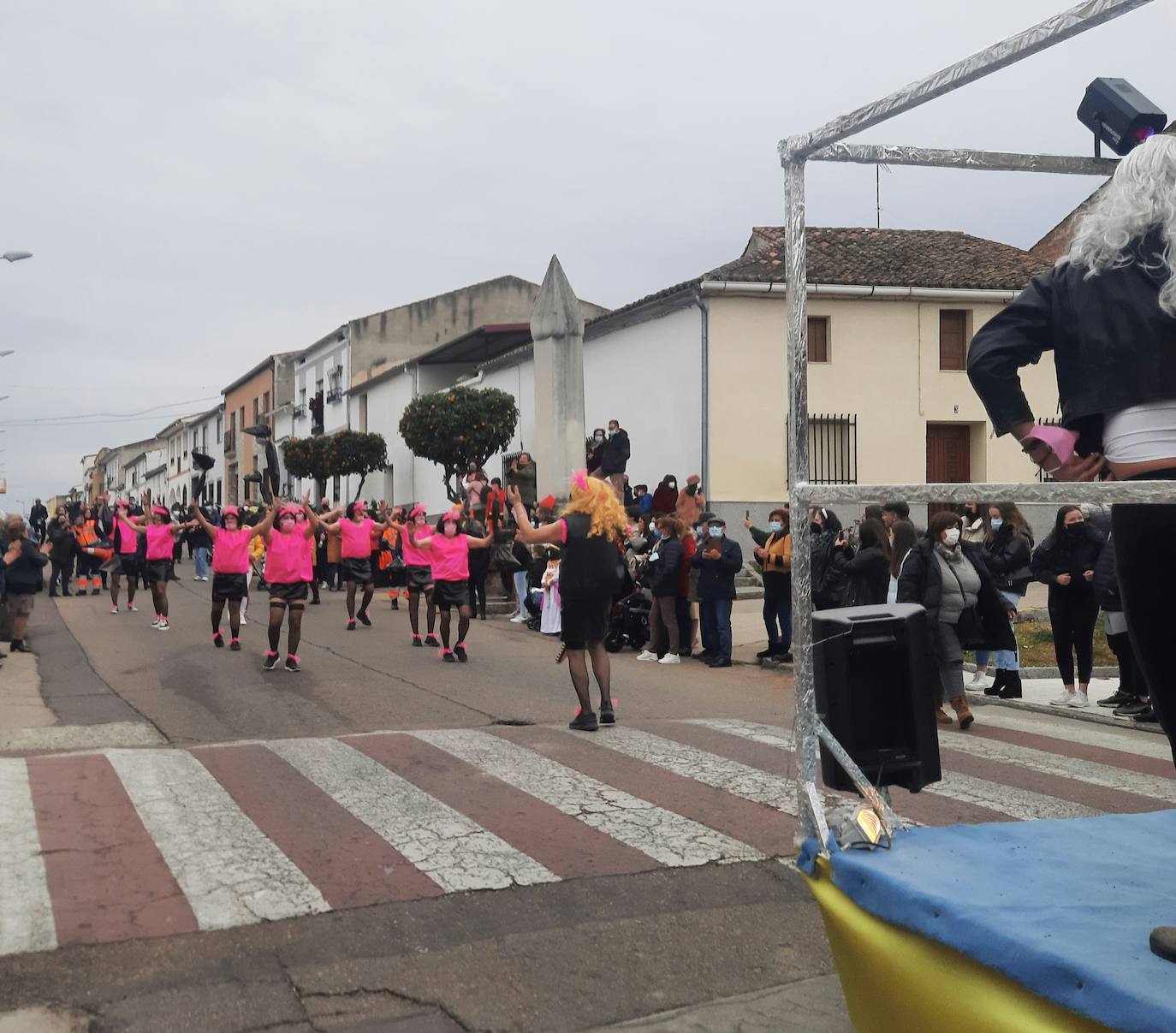Miajadas ha vuelto a celebrar su gran Carnaval, lo ha vivido por todo lo alto y lo ha despedido con todos los honores. El desfile del sábado devolvió la alegría a las calles de la localidad entre música y color, y el entierro de la sardina ofreció risas y un final dulce para la vuelta de esta celebración. 