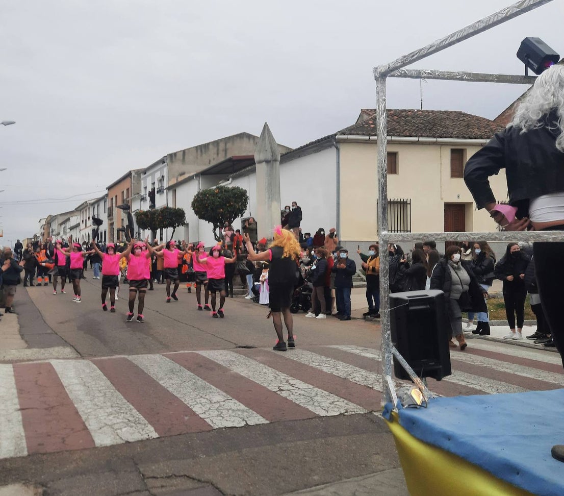 Miajadas ha vuelto a celebrar su gran Carnaval, lo ha vivido por todo lo alto y lo ha despedido con todos los honores. El desfile del sábado devolvió la alegría a las calles de la localidad entre música y color, y el entierro de la sardina ofreció risas y un final dulce para la vuelta de esta celebración. 
