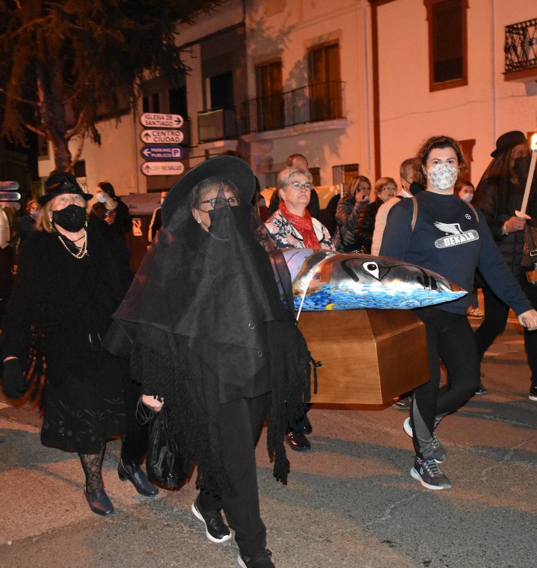 Miajadas ha vuelto a celebrar su gran Carnaval, lo ha vivido por todo lo alto y lo ha despedido con todos los honores. El desfile del sábado devolvió la alegría a las calles de la localidad entre música y color, y el entierro de la sardina ofreció risas y un final dulce para la vuelta de esta celebración. 