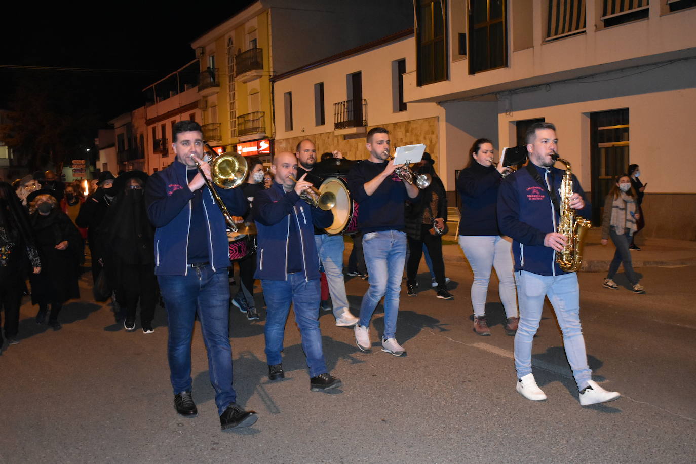 Miajadas ha vuelto a celebrar su gran Carnaval, lo ha vivido por todo lo alto y lo ha despedido con todos los honores. El desfile del sábado devolvió la alegría a las calles de la localidad entre música y color, y el entierro de la sardina ofreció risas y un final dulce para la vuelta de esta celebración. 