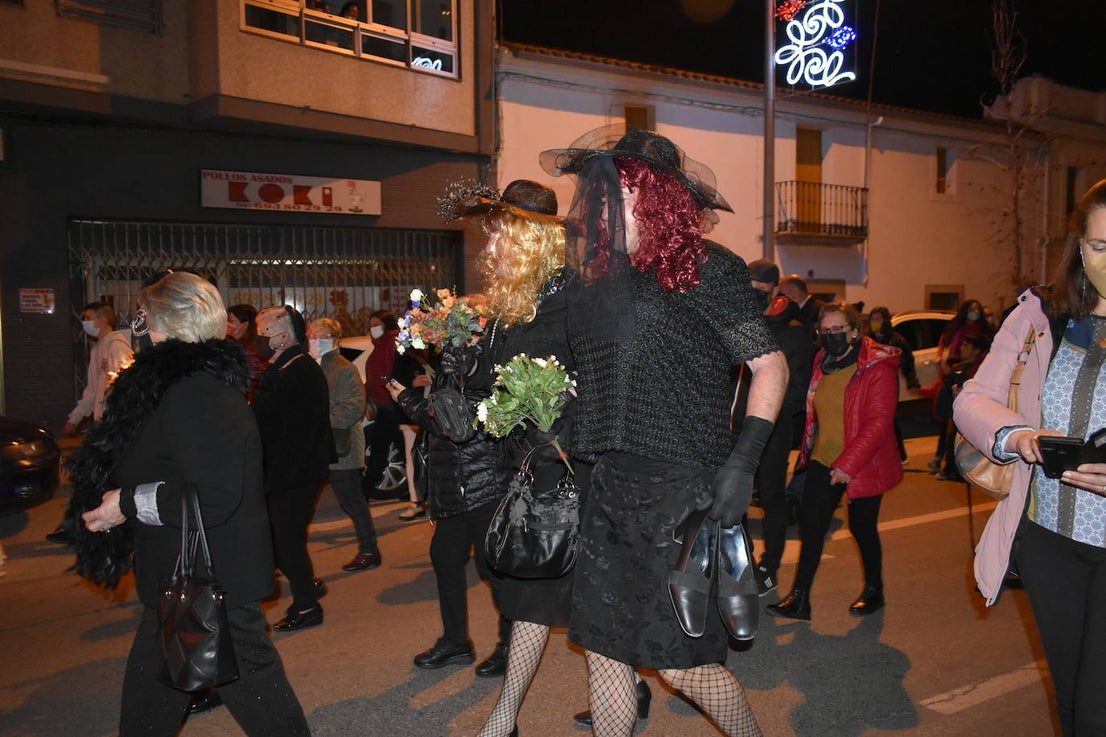 Miajadas ha vuelto a celebrar su gran Carnaval, lo ha vivido por todo lo alto y lo ha despedido con todos los honores. El desfile del sábado devolvió la alegría a las calles de la localidad entre música y color, y el entierro de la sardina ofreció risas y un final dulce para la vuelta de esta celebración. 