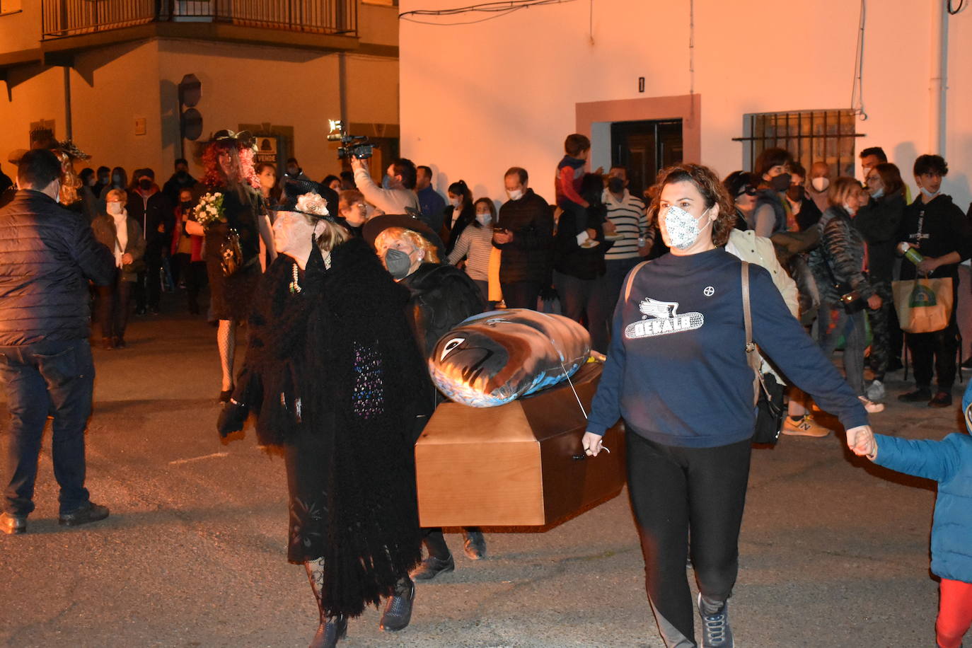 Miajadas ha vuelto a celebrar su gran Carnaval, lo ha vivido por todo lo alto y lo ha despedido con todos los honores. El desfile del sábado devolvió la alegría a las calles de la localidad entre música y color, y el entierro de la sardina ofreció risas y un final dulce para la vuelta de esta celebración. 