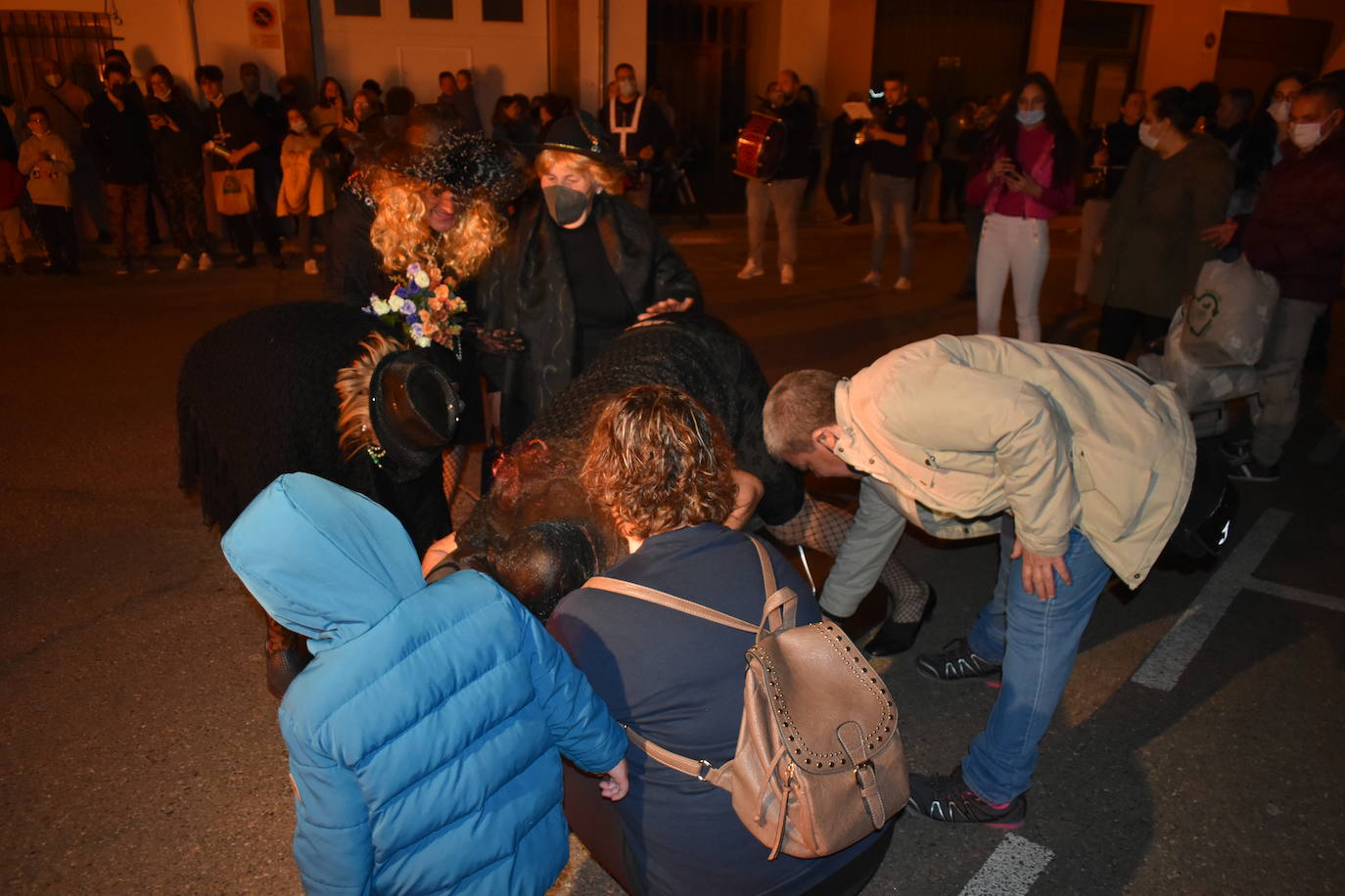 Miajadas ha vuelto a celebrar su gran Carnaval, lo ha vivido por todo lo alto y lo ha despedido con todos los honores. El desfile del sábado devolvió la alegría a las calles de la localidad entre música y color, y el entierro de la sardina ofreció risas y un final dulce para la vuelta de esta celebración. 