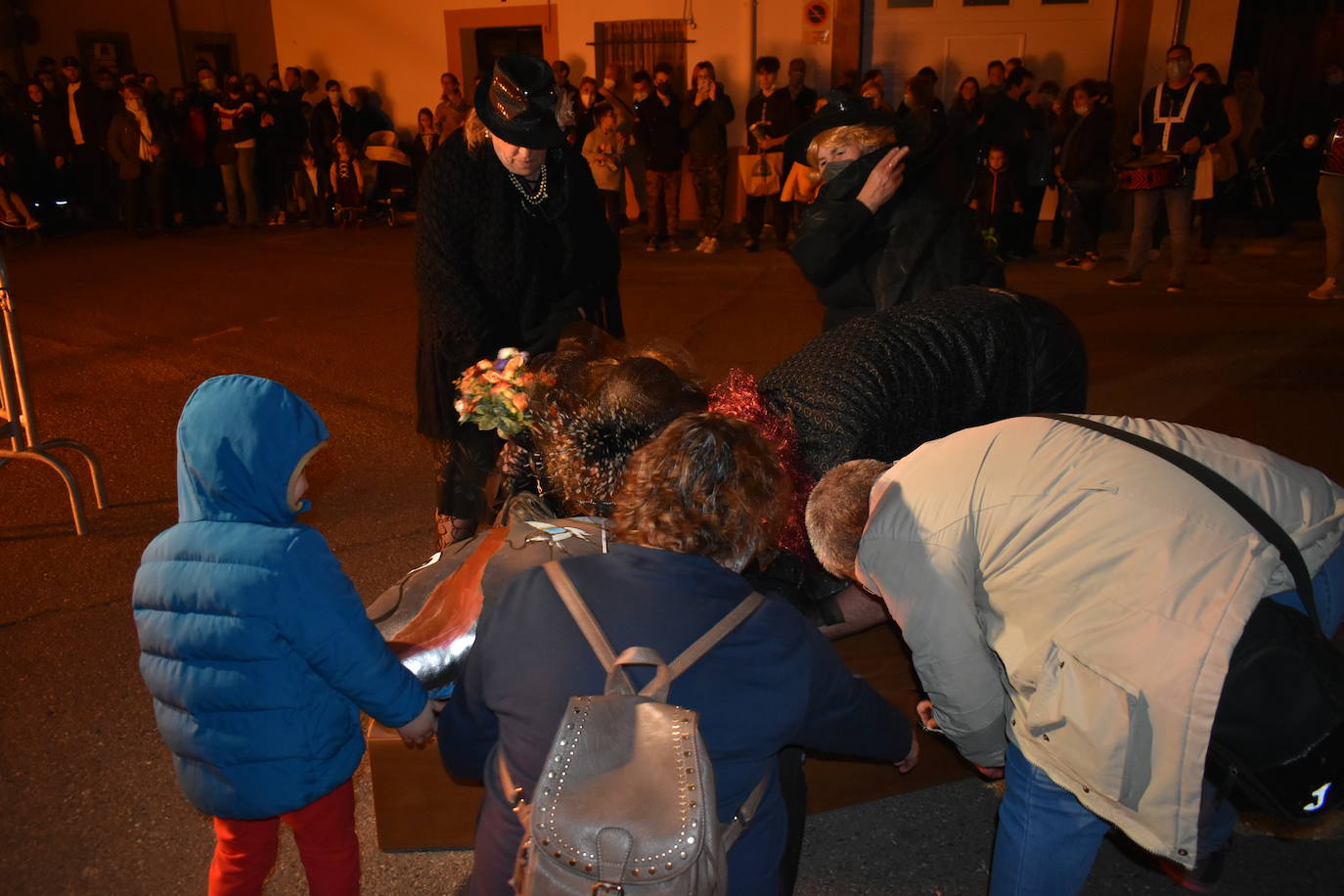 Miajadas ha vuelto a celebrar su gran Carnaval, lo ha vivido por todo lo alto y lo ha despedido con todos los honores. El desfile del sábado devolvió la alegría a las calles de la localidad entre música y color, y el entierro de la sardina ofreció risas y un final dulce para la vuelta de esta celebración. 