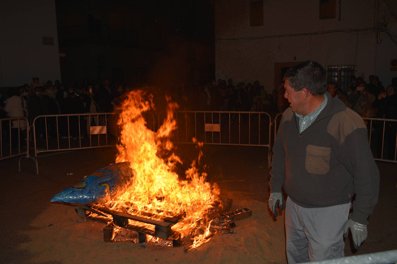 Miajadas ha vuelto a celebrar su gran Carnaval, lo ha vivido por todo lo alto y lo ha despedido con todos los honores. El desfile del sábado devolvió la alegría a las calles de la localidad entre música y color, y el entierro de la sardina ofreció risas y un final dulce para la vuelta de esta celebración. 