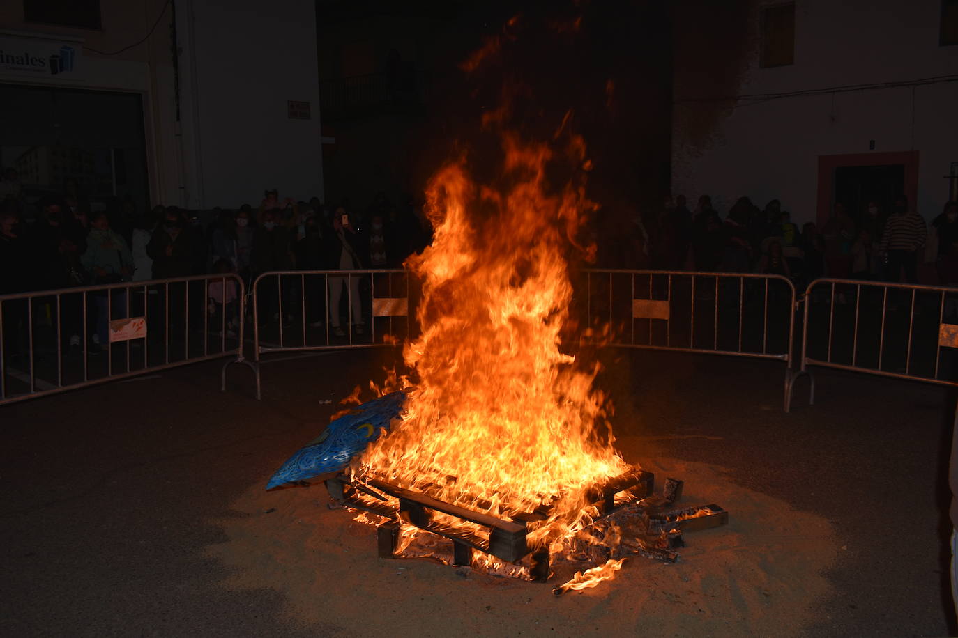 Miajadas ha vuelto a celebrar su gran Carnaval, lo ha vivido por todo lo alto y lo ha despedido con todos los honores. El desfile del sábado devolvió la alegría a las calles de la localidad entre música y color, y el entierro de la sardina ofreció risas y un final dulce para la vuelta de esta celebración. 