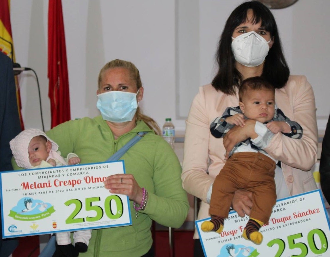 Mª Guadalupe Olmos con su hija Melani Crespo Olmos (izq.) y Mª Isabel Sánchez con su hijo Diego Fernando Duque (dcha.) 