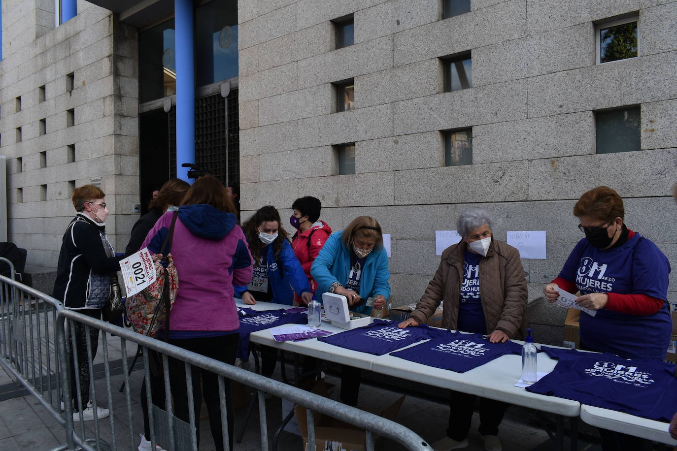 El pasado sábado 5 de marzo Miajadas acogió con antelación su tradicional marcha por el Día Internacional de la mujer, 8 M, en la que miajadeños y miajadeñas marcaron juntos el camino por la igualdad entre hombres y mujeres. Tras la marcha participaron en una Master Class de Zumba y entraron en el sorteo de una bicicleta, cuya ganadora fue Beatriz Barquilla. 
