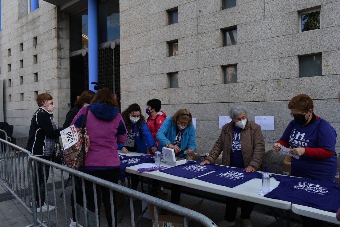 El pasado sábado 5 de marzo Miajadas acogió con antelación su tradicional marcha por el Día Internacional de la mujer, 8 M, en la que miajadeños y miajadeñas marcaron juntos el camino por la igualdad entre hombres y mujeres. Tras la marcha participaron en una Master Class de Zumba y entraron en el sorteo de una bicicleta, cuya ganadora fue Beatriz Barquilla. 