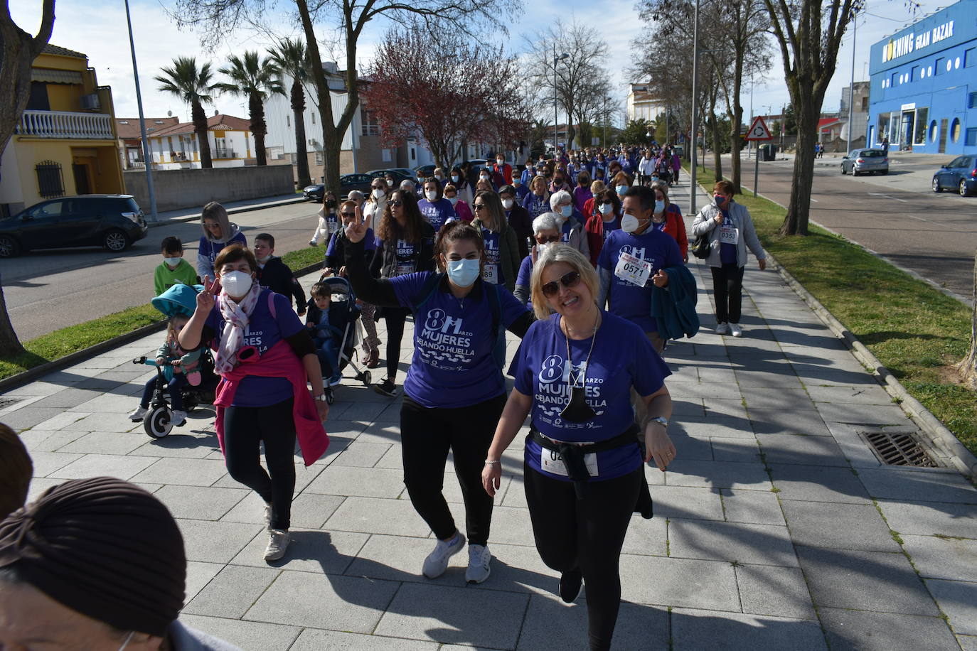 El pasado sábado 5 de marzo Miajadas acogió con antelación su tradicional marcha por el Día Internacional de la mujer, 8 M, en la que miajadeños y miajadeñas marcaron juntos el camino por la igualdad entre hombres y mujeres. Tras la marcha participaron en una Master Class de Zumba y entraron en el sorteo de una bicicleta, cuya ganadora fue Beatriz Barquilla. 