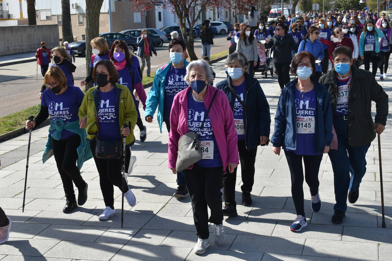 El pasado sábado 5 de marzo Miajadas acogió con antelación su tradicional marcha por el Día Internacional de la mujer, 8 M, en la que miajadeños y miajadeñas marcaron juntos el camino por la igualdad entre hombres y mujeres. Tras la marcha participaron en una Master Class de Zumba y entraron en el sorteo de una bicicleta, cuya ganadora fue Beatriz Barquilla. 