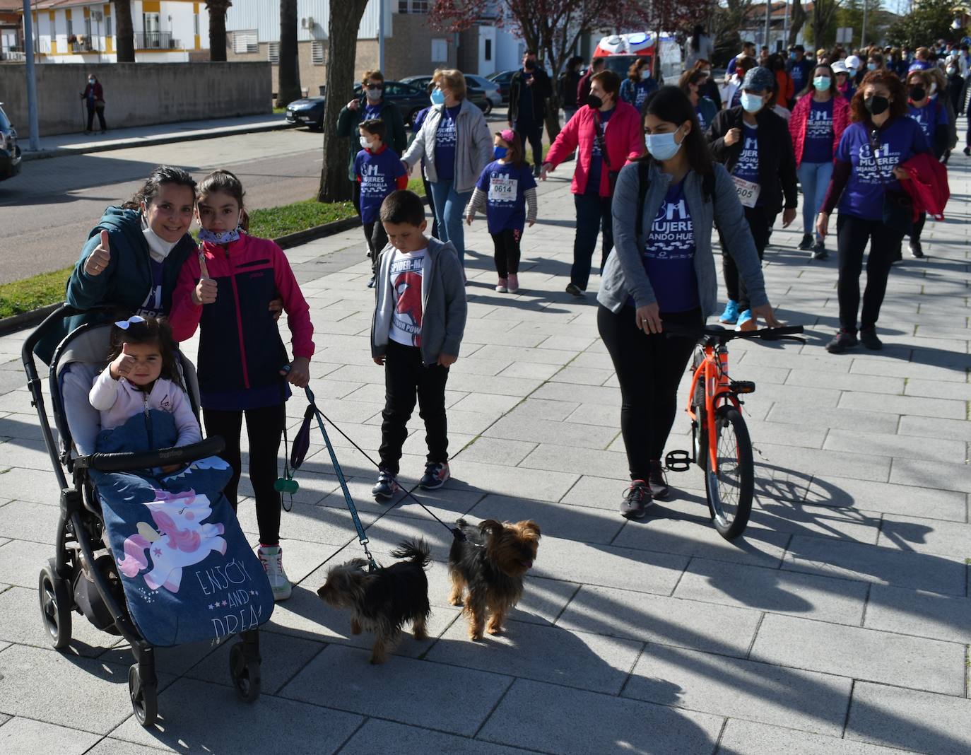 El pasado sábado 5 de marzo Miajadas acogió con antelación su tradicional marcha por el Día Internacional de la mujer, 8 M, en la que miajadeños y miajadeñas marcaron juntos el camino por la igualdad entre hombres y mujeres. Tras la marcha participaron en una Master Class de Zumba y entraron en el sorteo de una bicicleta, cuya ganadora fue Beatriz Barquilla. 