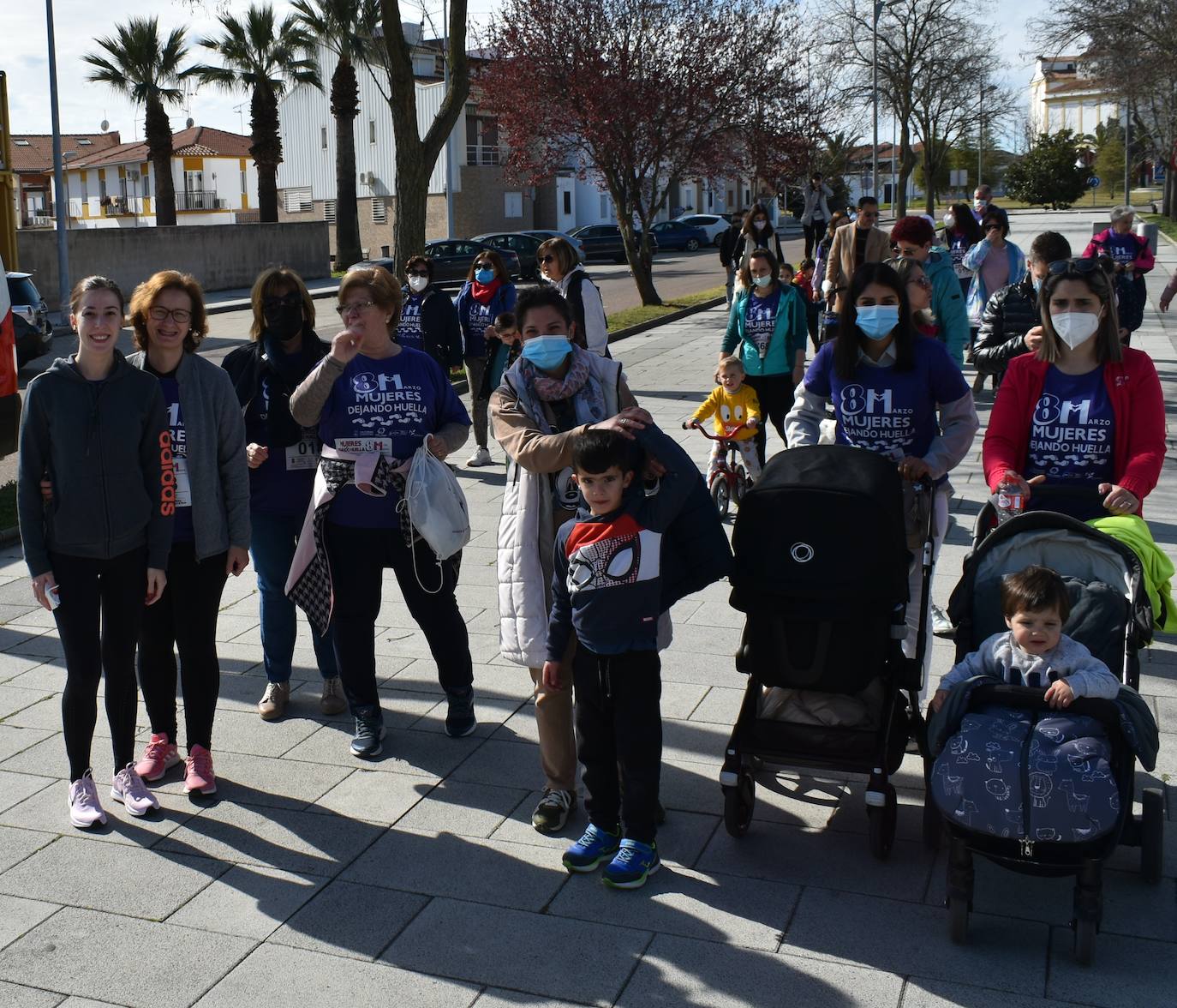 El pasado sábado 5 de marzo Miajadas acogió con antelación su tradicional marcha por el Día Internacional de la mujer, 8 M, en la que miajadeños y miajadeñas marcaron juntos el camino por la igualdad entre hombres y mujeres. Tras la marcha participaron en una Master Class de Zumba y entraron en el sorteo de una bicicleta, cuya ganadora fue Beatriz Barquilla. 